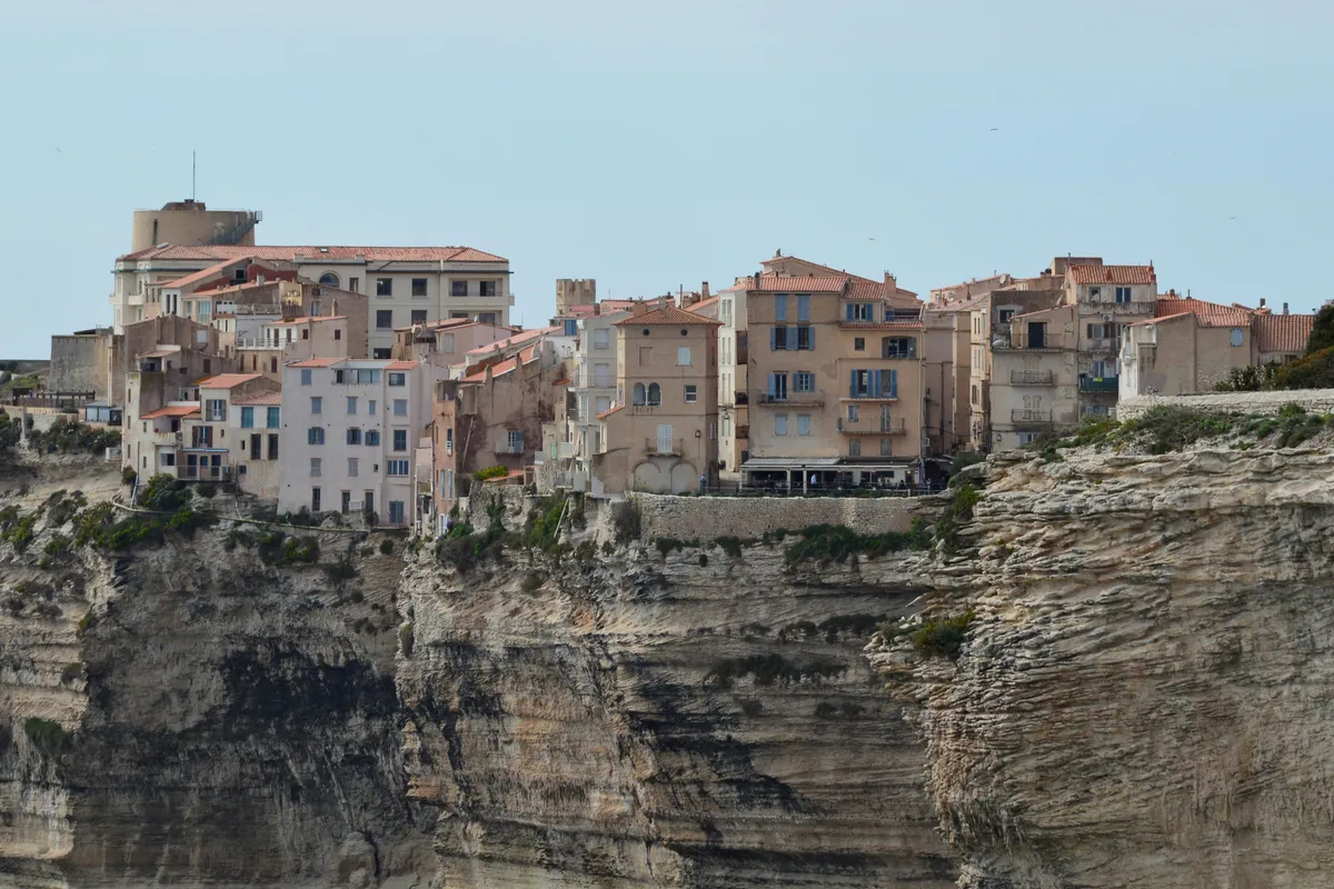 El casco antiguo de Bonifacio desde lo alto de los acantilados