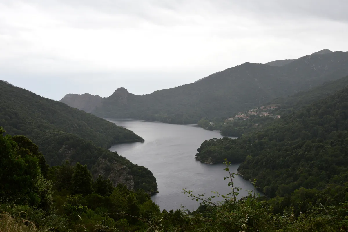 El collado sobre el lago de Tolla
