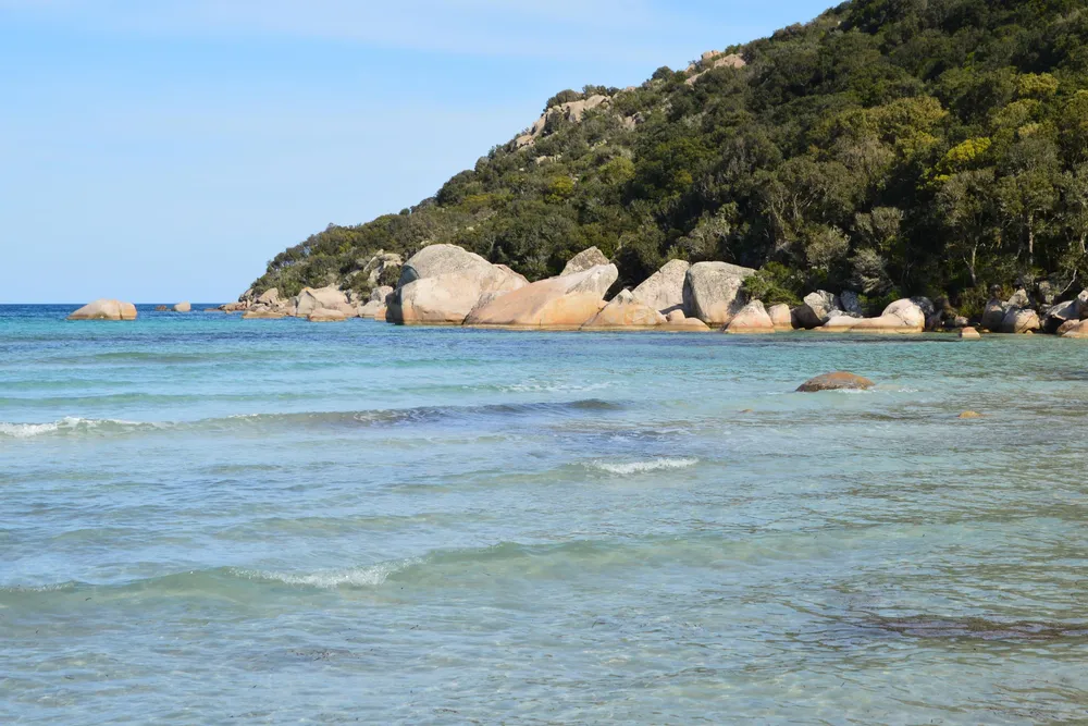 Una cala con bloques de granito y agua transparente en la costa de Porto-Vecchio