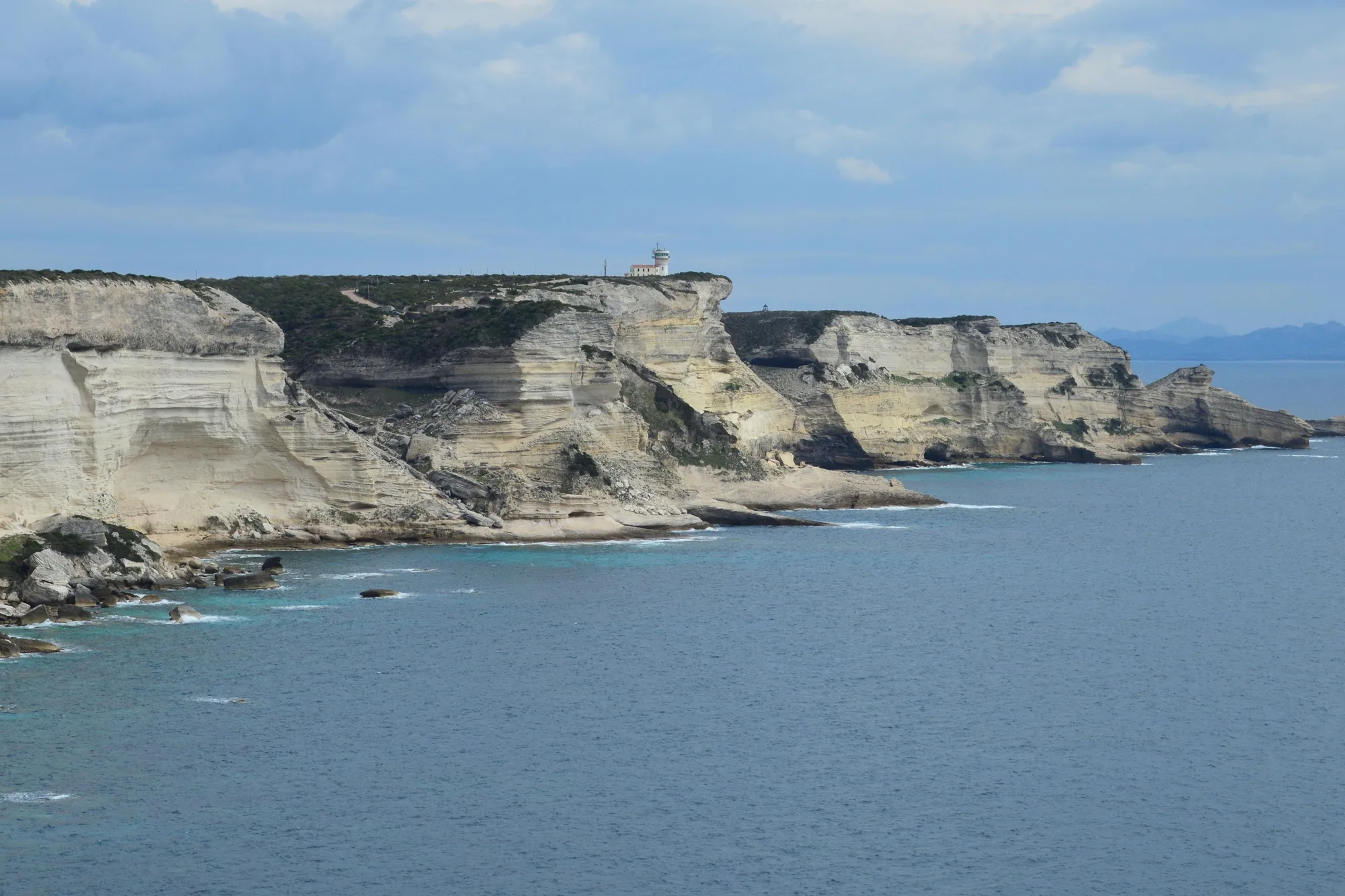 Les falaises de calcaire blanc de Bonifacio et le phare de Pertusato, à la pointe sud de l’île