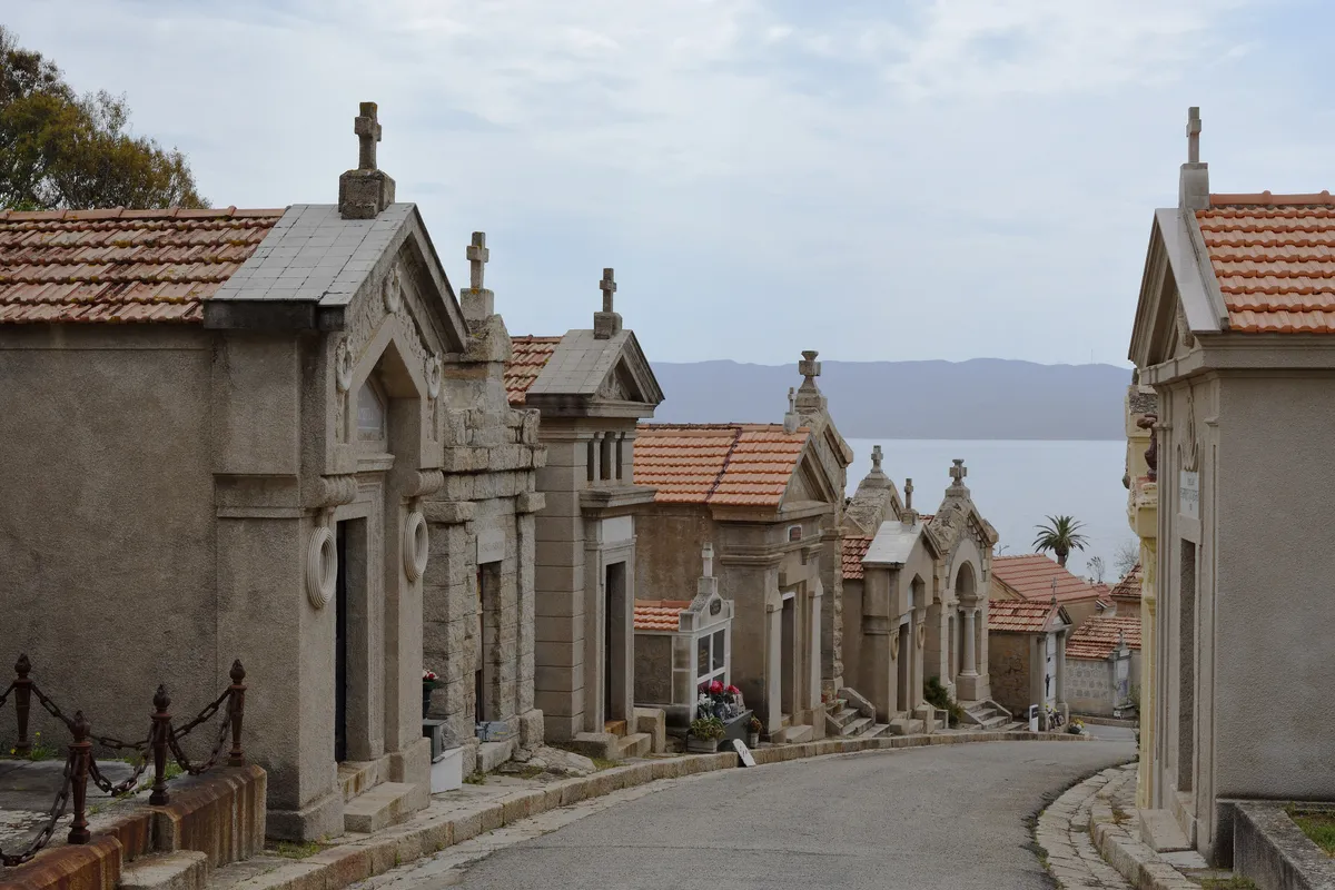 La capilla de los Griegos y el cementerio marino