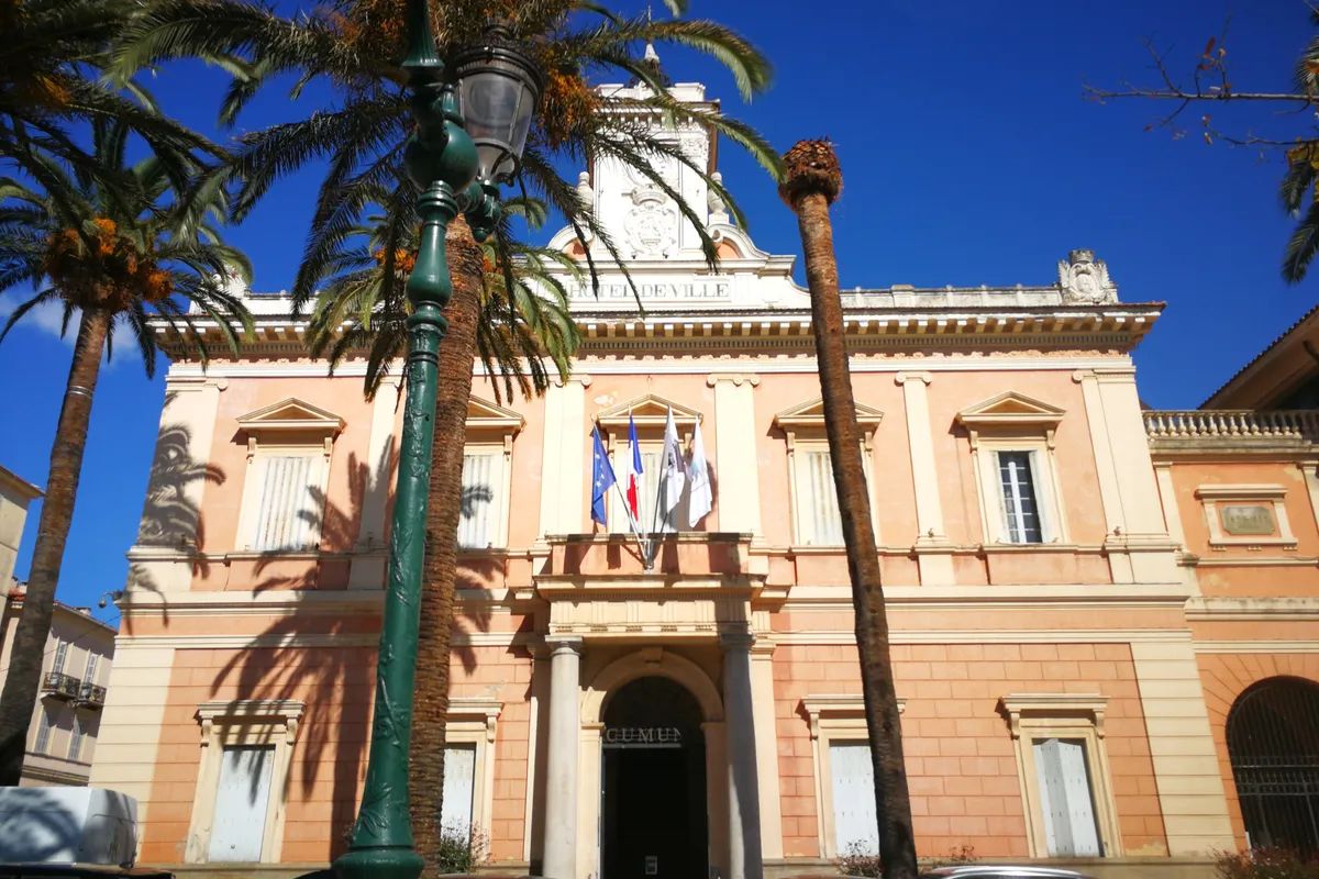 El cours Grandval y el ayuntamiento