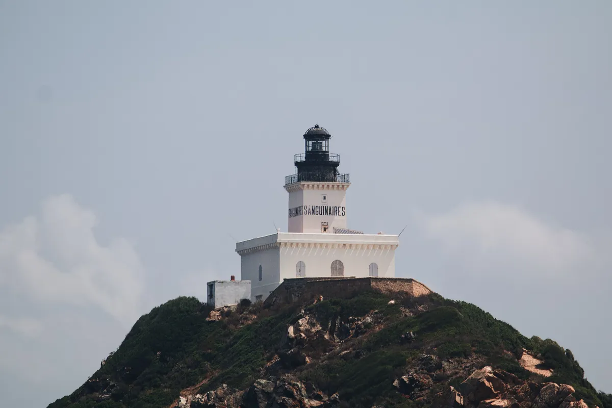 Las islas Sanguinarias y la punta de la Parata