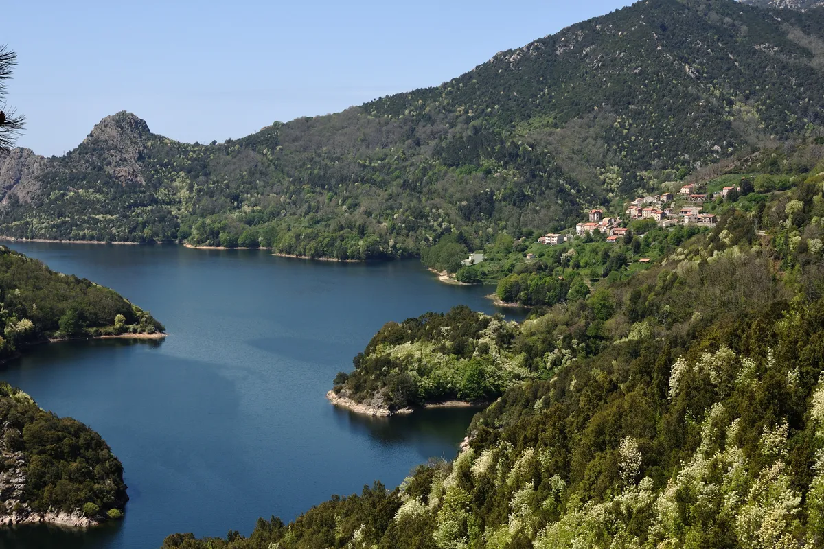 El collado sobre el lago de Tolla