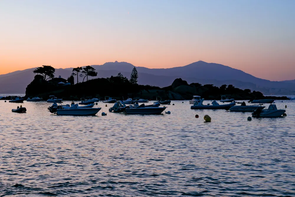 Atardecer sobre el golfo de Ajaccio, con barcos fondeados