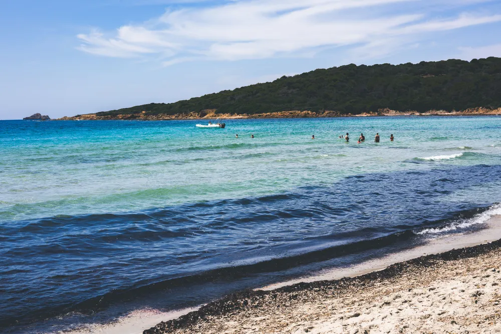 Una playa de Ajaccio junto a un agua turquesa