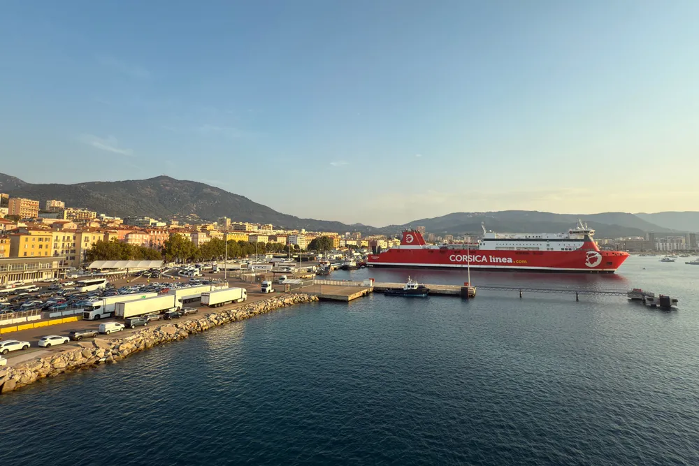 Un ferri atracado en el puerto de Ajaccio, al pie de las montañas