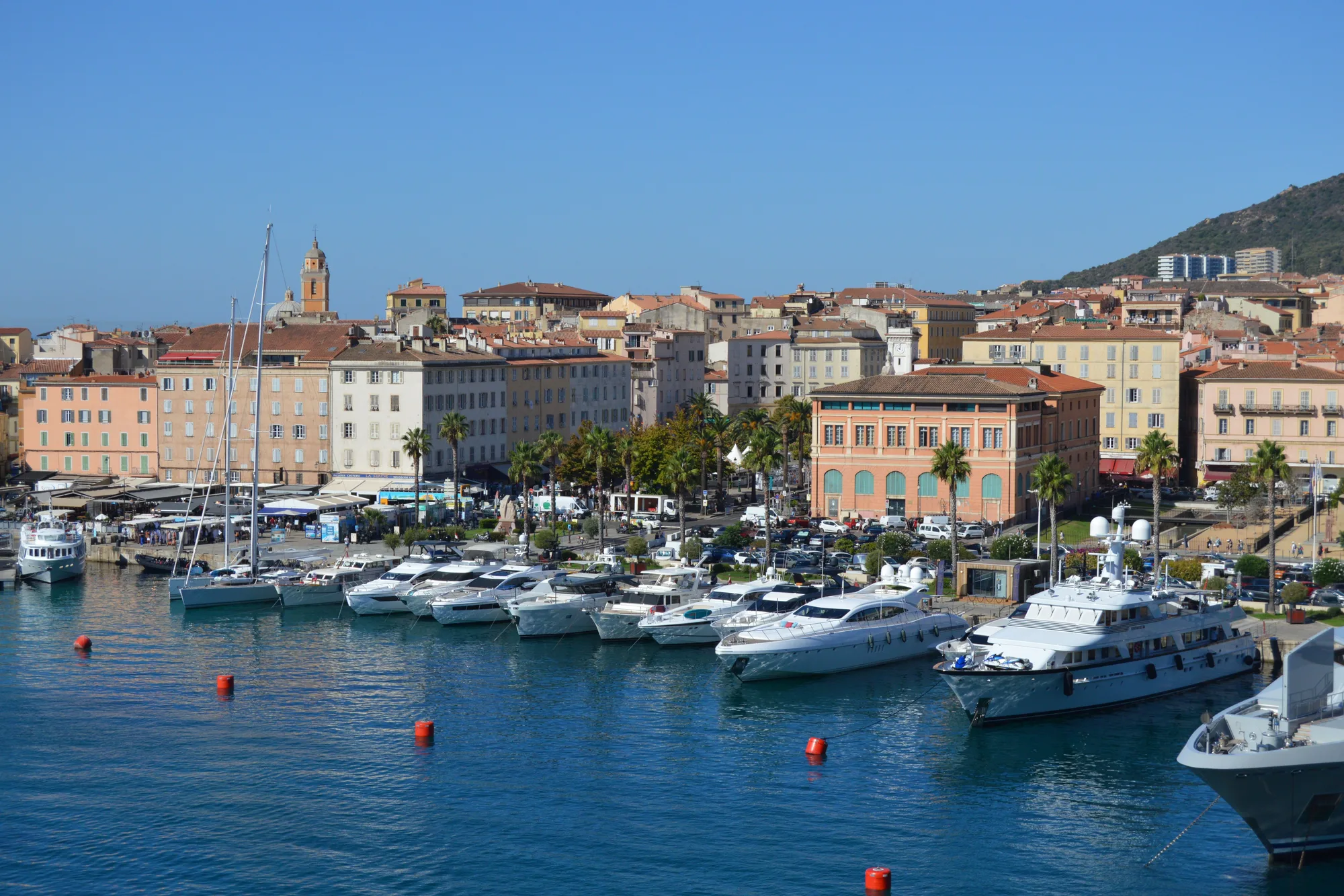 Le port d’Ajaccio et les immeubles de la vieille ville