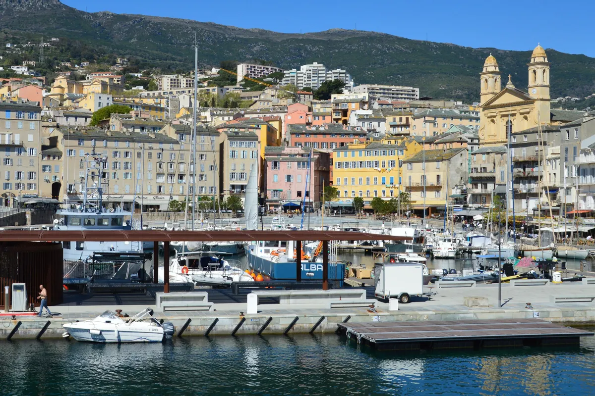 Terra Vecchia y el Puerto Viejo