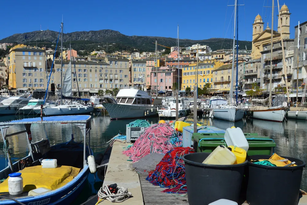 Barcas de colores en el Puerto Viejo de Bastia
