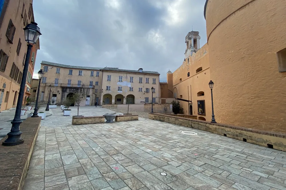 La plaza del Donjon, en la ciudadela de Bastia, y la torre redonda del palacio de los Gobernadores