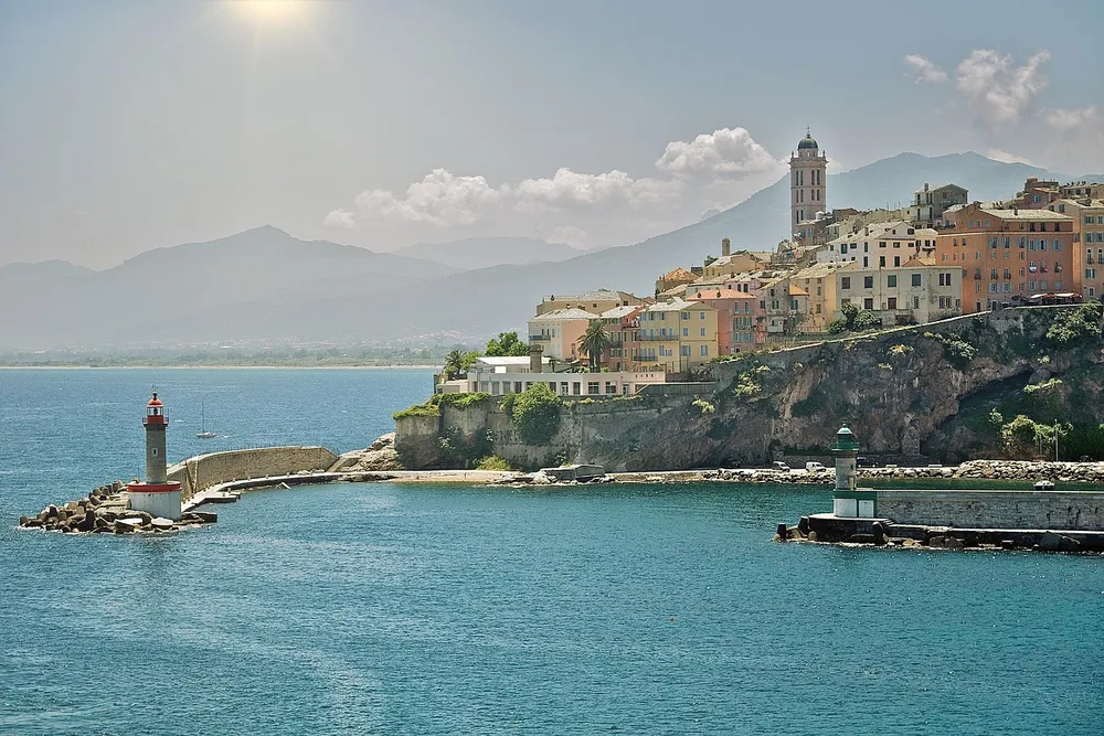 La ciudadela de Bastia sobre su roca, vista desde el mar, y el espigón del Puerto Viejo