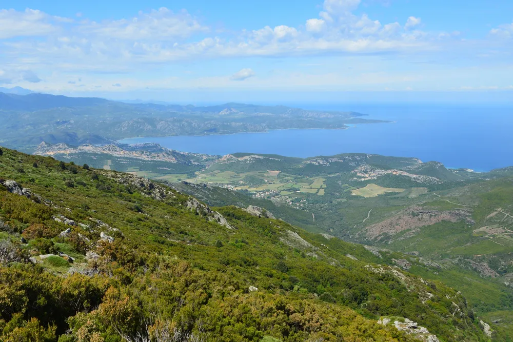 Bastia y el mar vistos desde las montañas