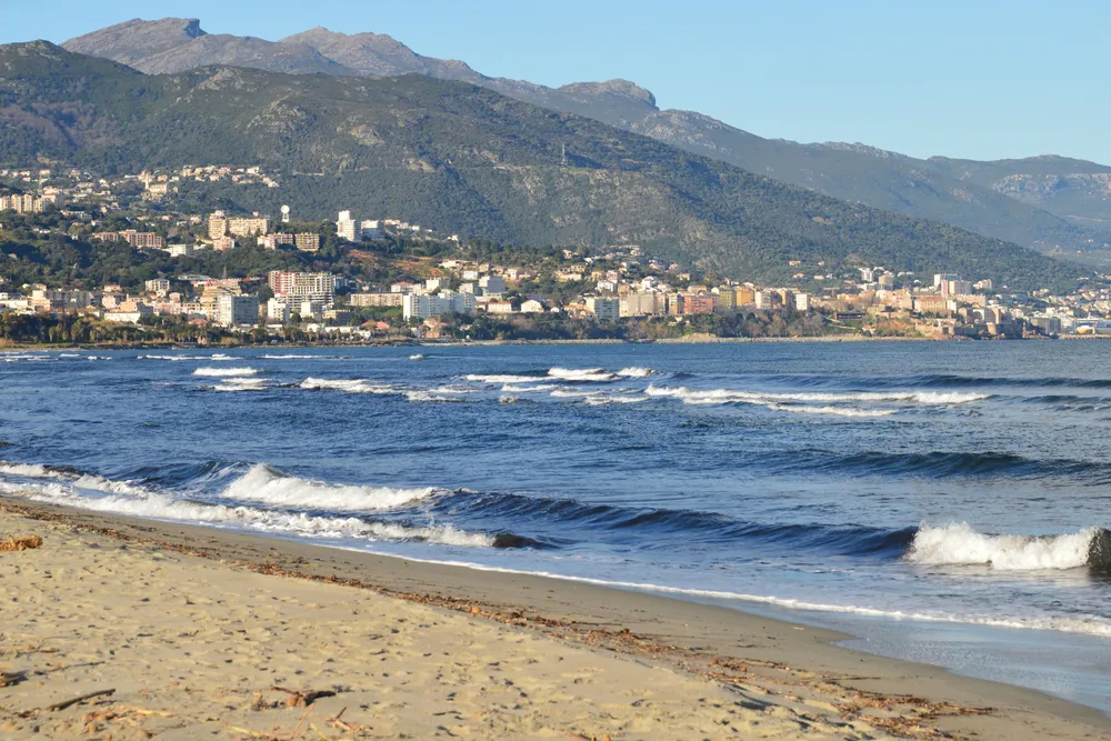 Una playa de Bastia, las olas y las montañas