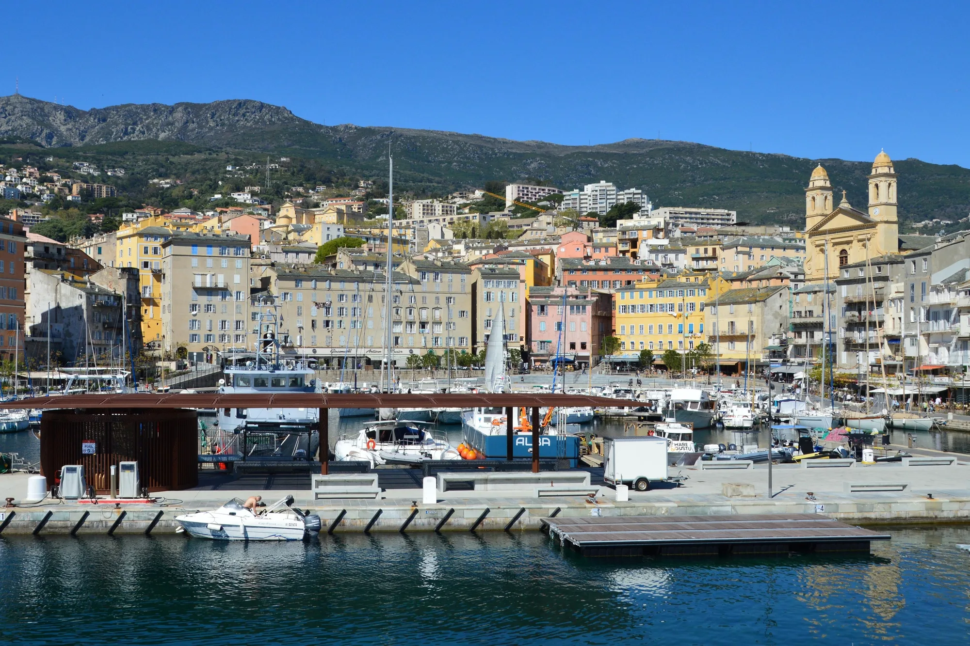 Le Vieux-Port de Bastia, ses façades colorées et le clocher de Saint-Jean-Baptiste