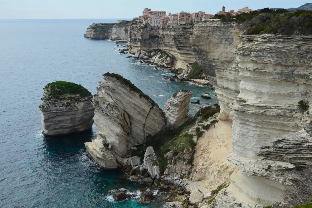 El Grain de Sable al pie de los acantilados, con la ciudad alta de Bonifacio al fondo