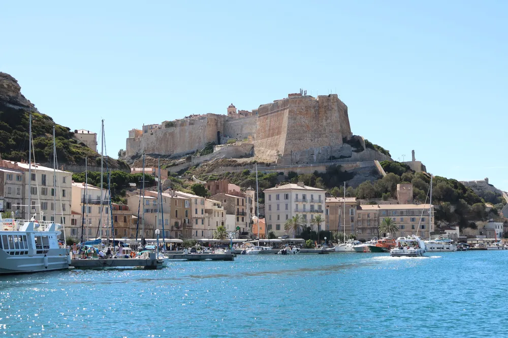 Los muelles del puerto de Bonifacio, dominados por las murallas de la ciudadela