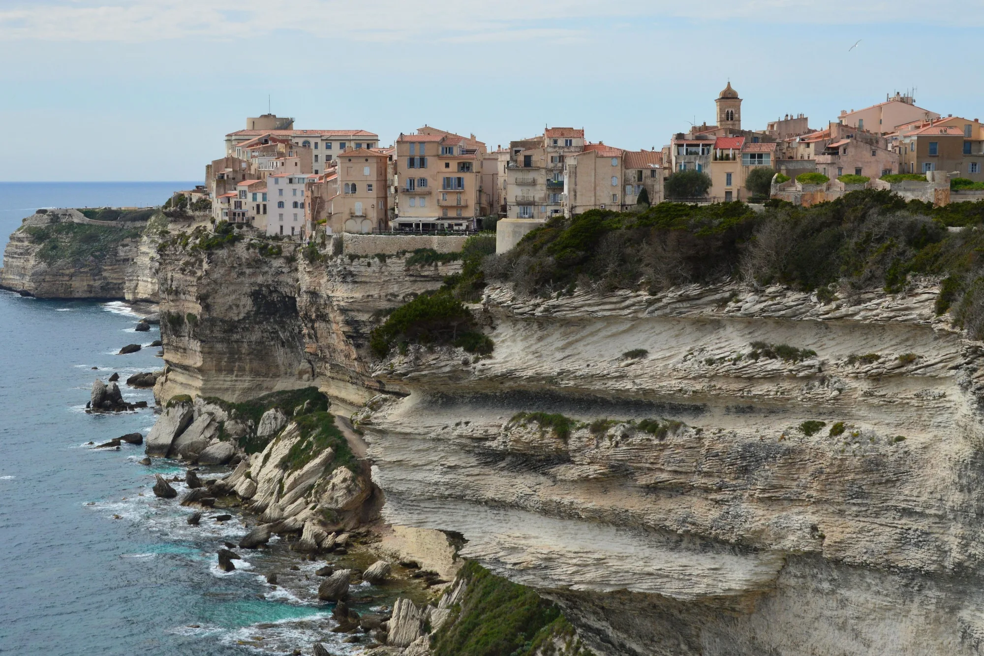 Les maisons de la haute ville de Bonifacio au bord des falaises de calcaire blanc