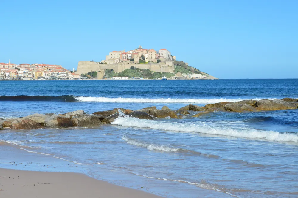 La ciudadela de Calvi vista desde la playa