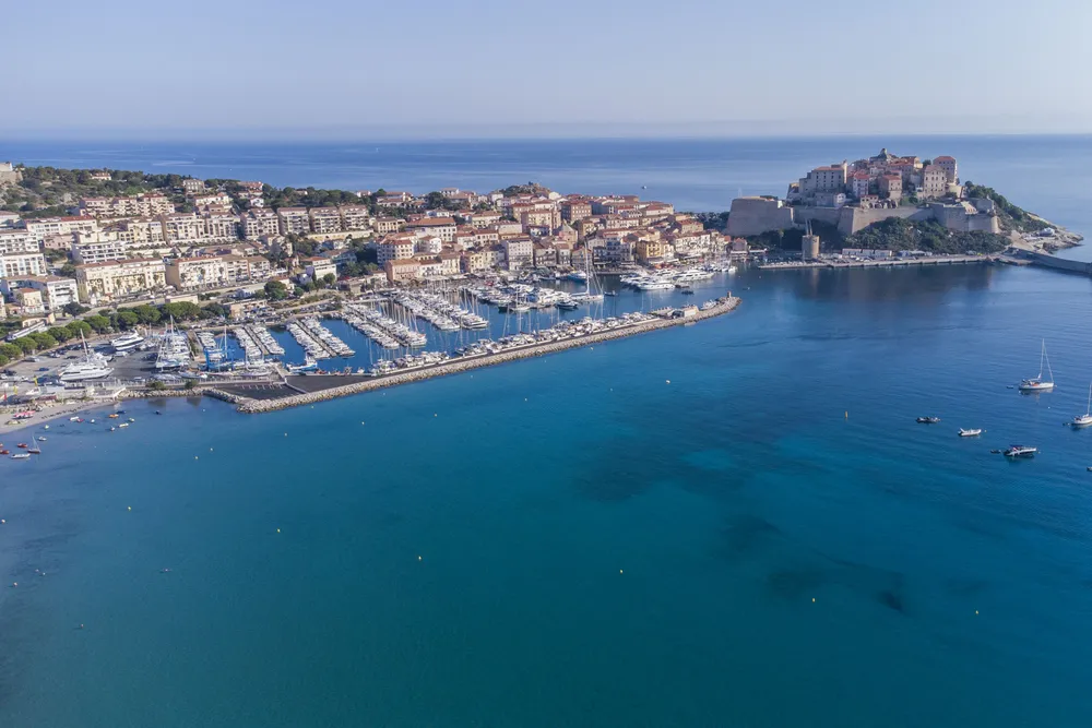 El puerto deportivo de Calvi y la ciudadela, vistos desde el aire