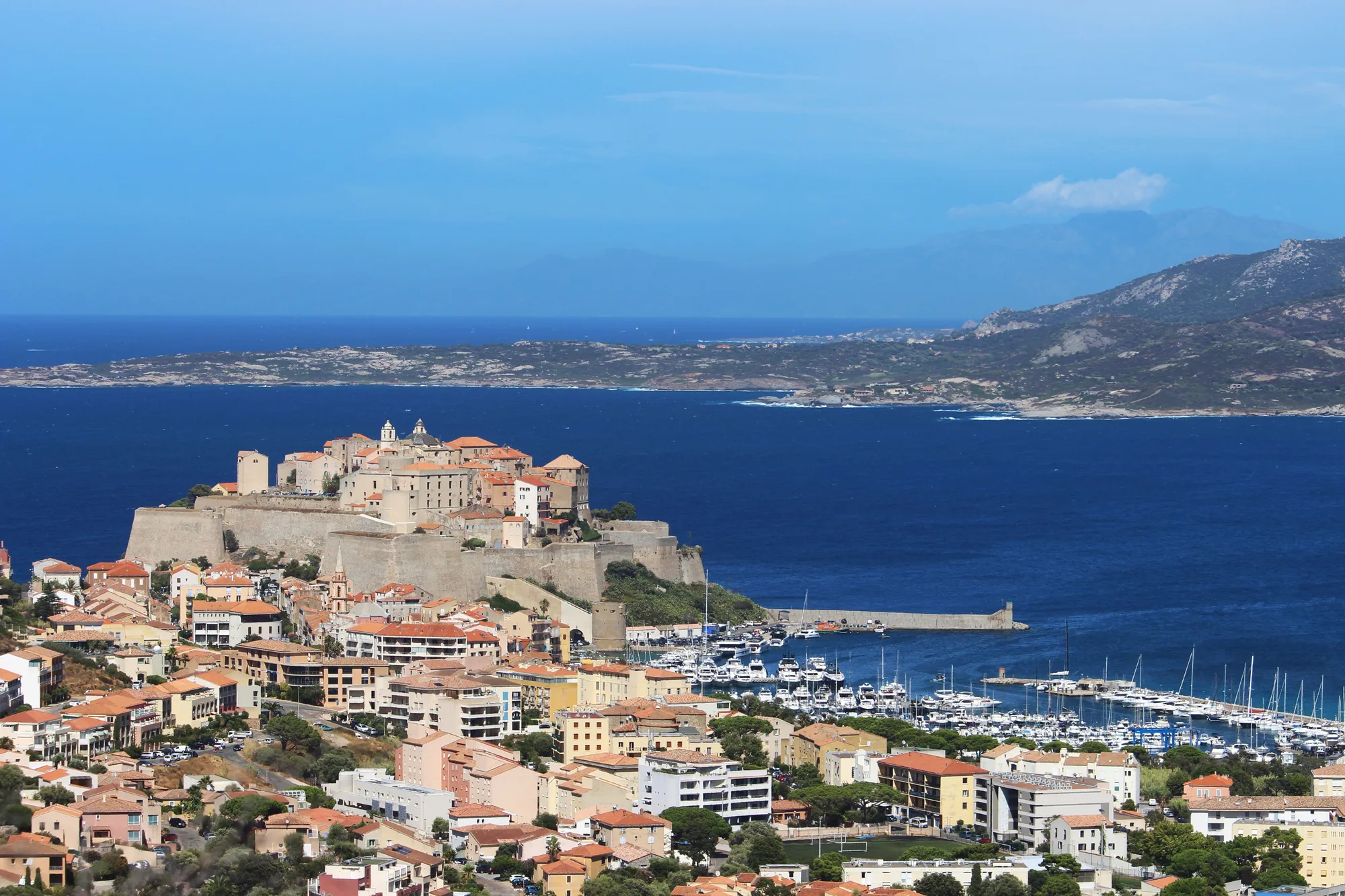 La citadelle de Calvi au-dessus de la ville et du port de plaisance