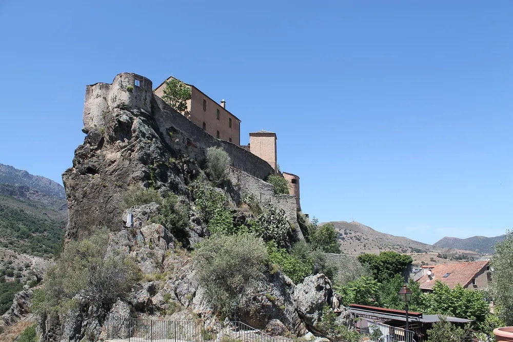 La roca de la ciudadela de Corte por encima de los tejados de la ciudad