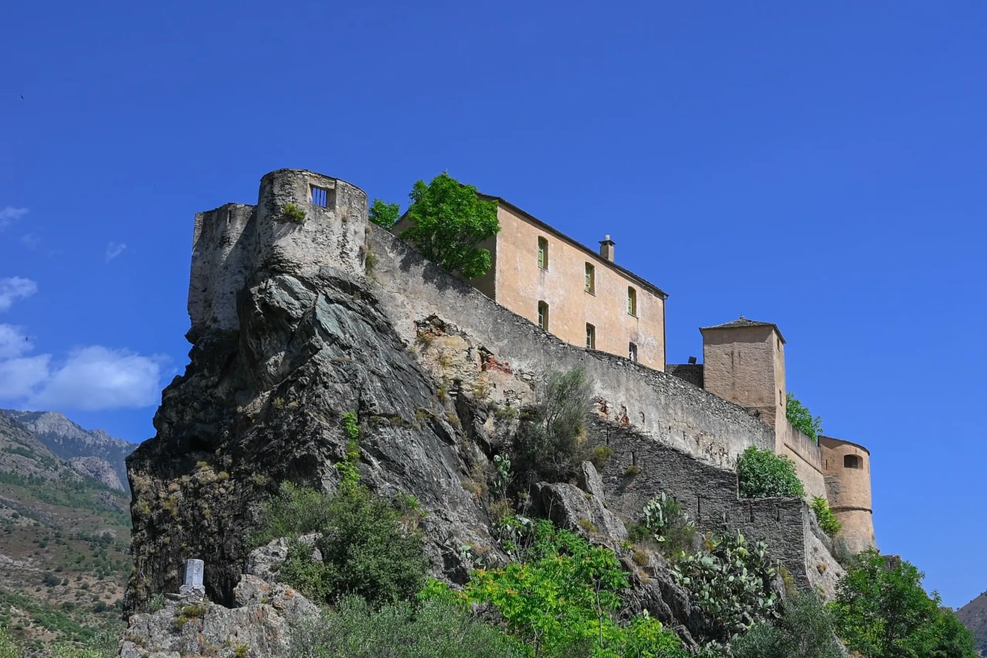 La citadelle de Corte sur son éperon rocheux