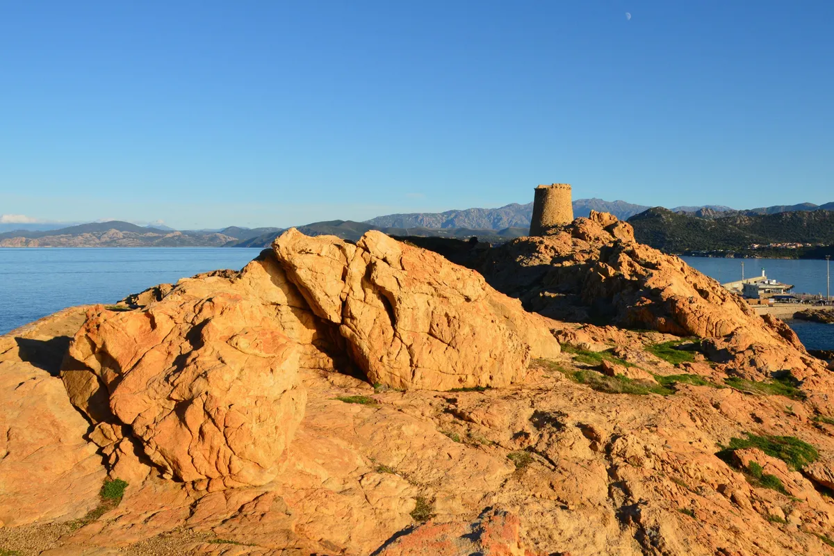 La isla de la Pietra y su faro