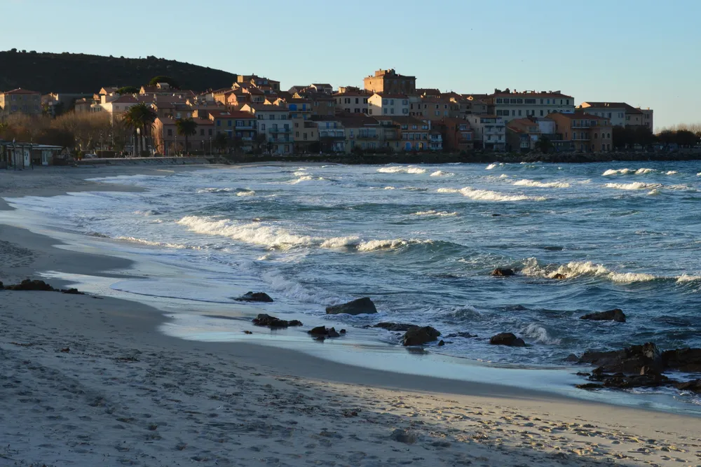 Las fachadas de L’Île-Rousse junto a la playa