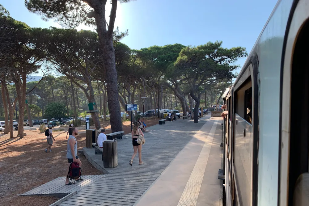 El tren de la Balagne en el andén de la estación de Calvi