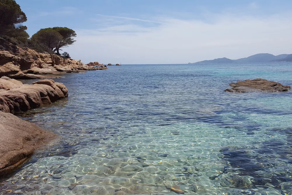 Agua clara y rocas de granito en la costa de Porto-Vecchio