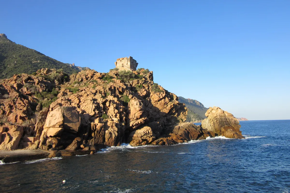 La torre genovesa y la marina