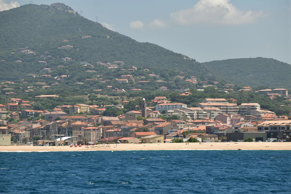 La costa y la ciudad de Propriano vistas desde el mar