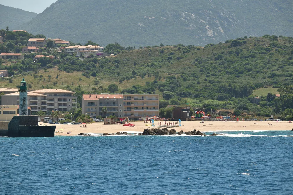 La playa y las casas de Propriano vistas desde el mar