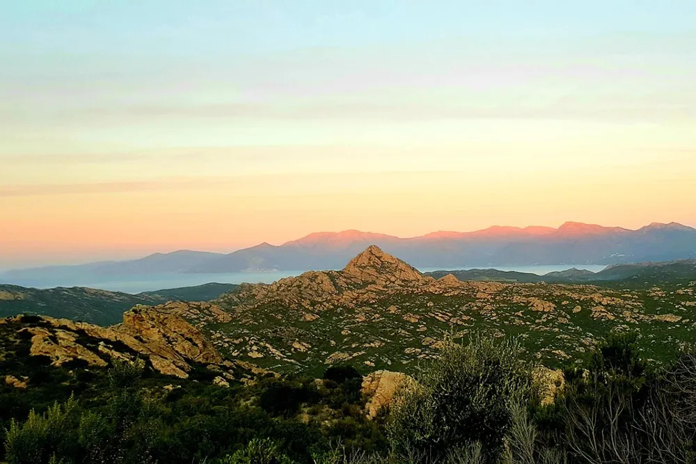 Las colinas de monte bajo del desierto de los Agriates al atardecer