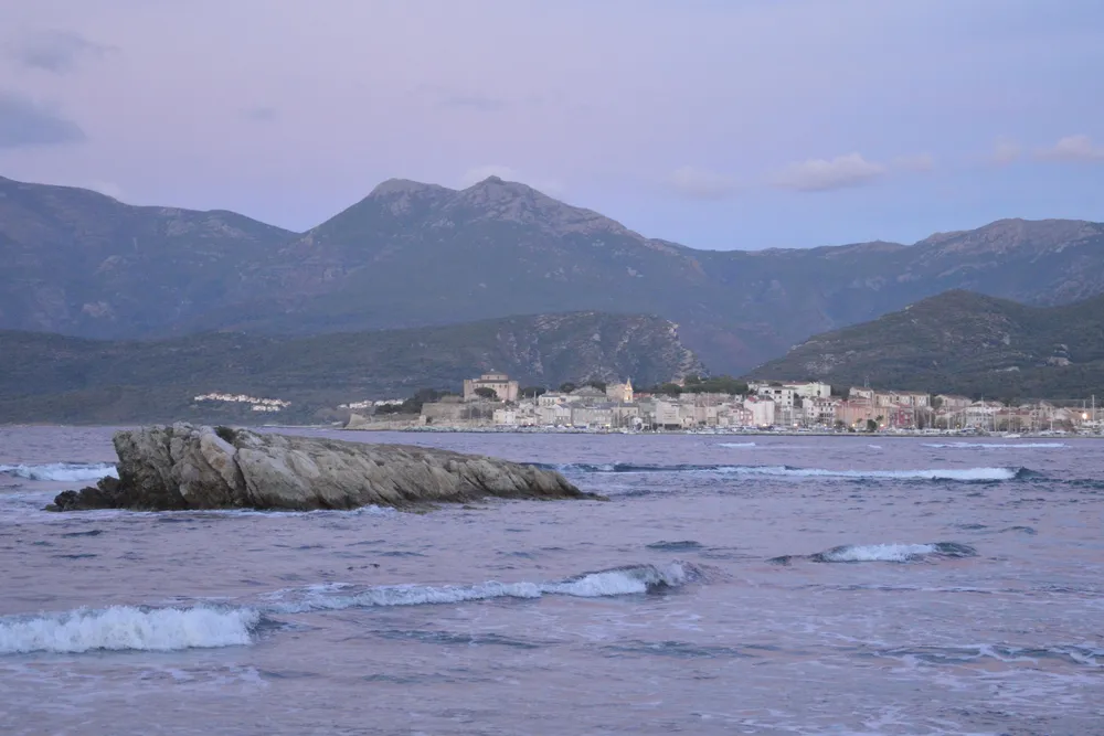 Saint-Florent al fondo del golfo, al anochecer