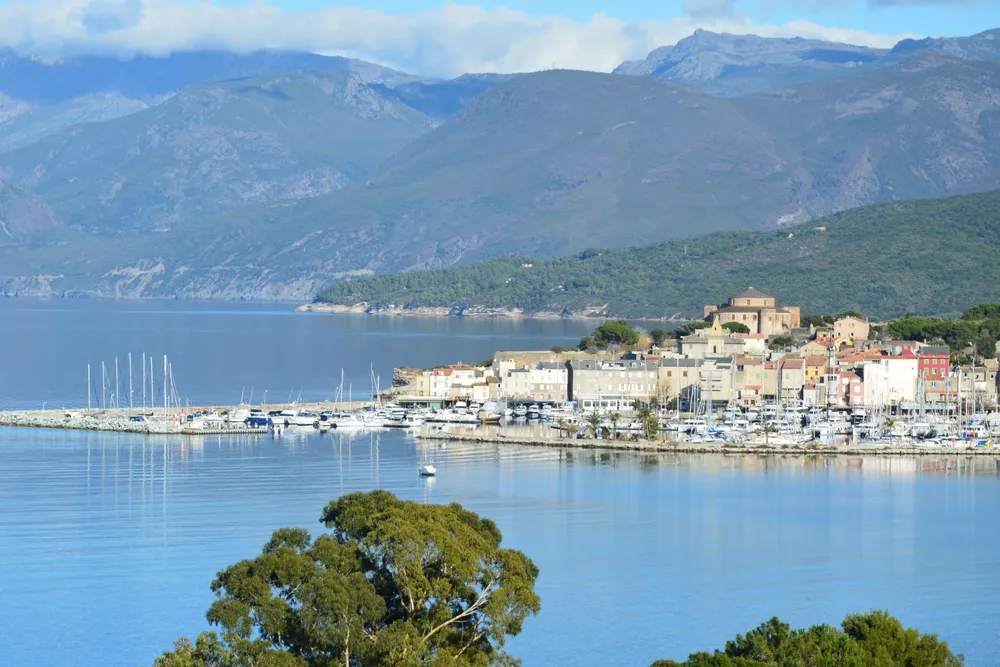 El puerto deportivo de Saint-Florent y la ciudad