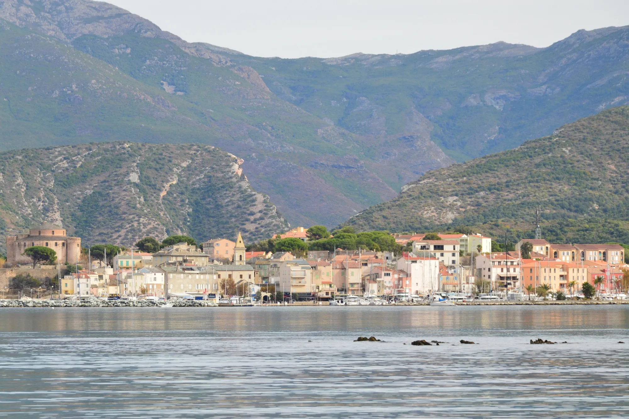 Saint-Florent, sa citadelle et ses maisons au bord du golfe, au pied des montagnes