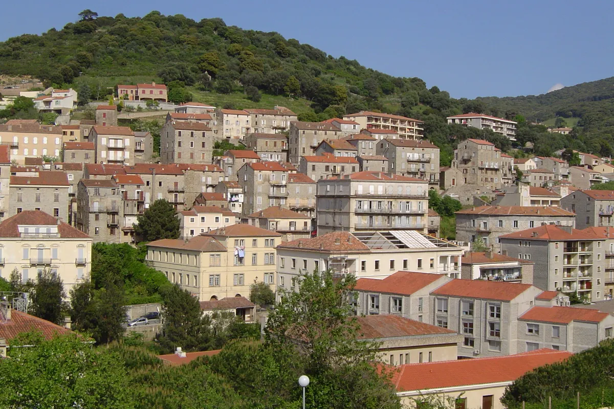 El cours Sœur Amélie y la entrada de la ciudad