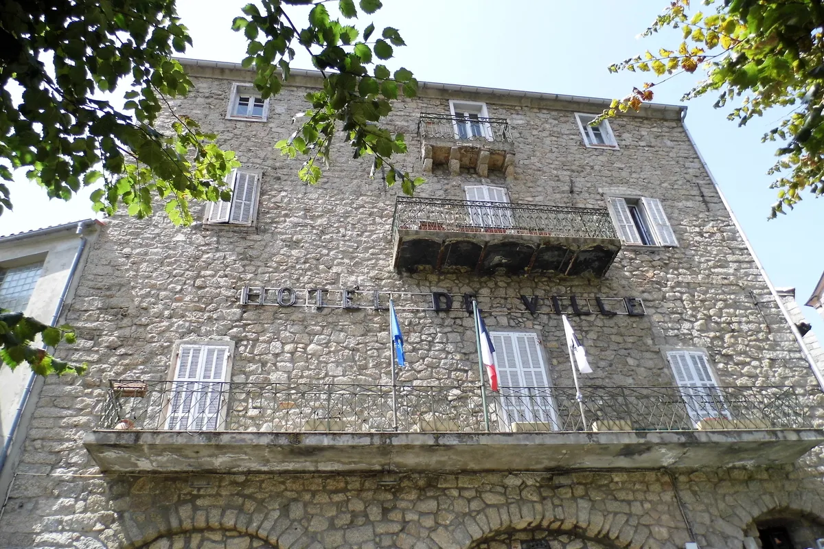 La plaza de la Libération y el ayuntamiento