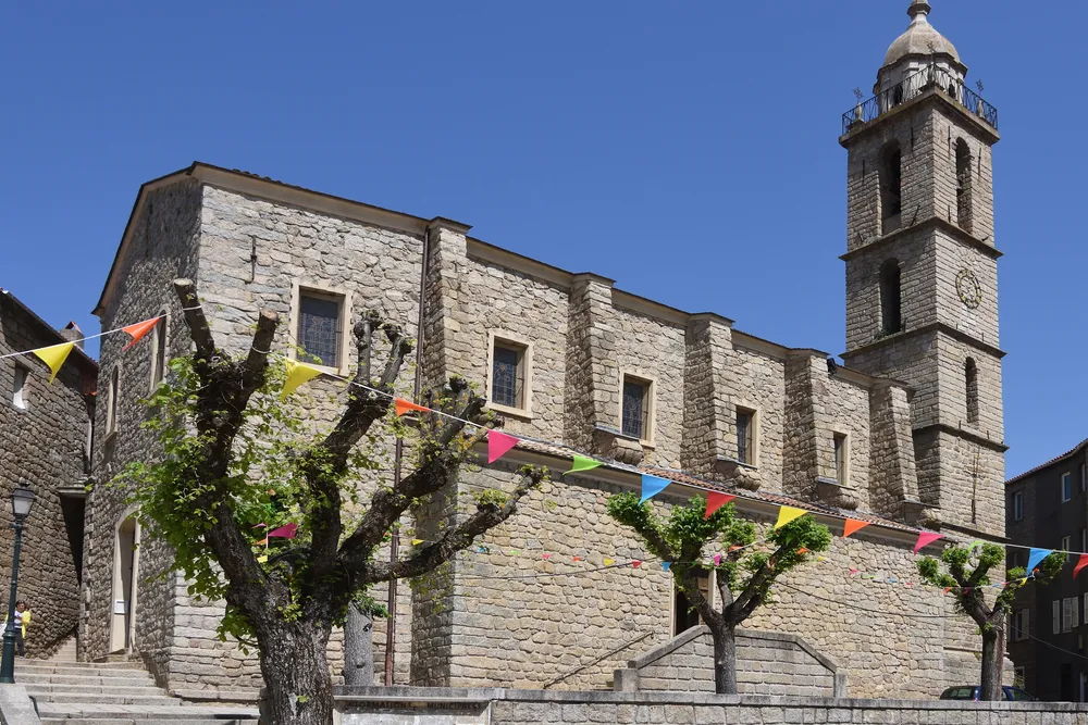 La iglesia de Sainte-Marie de Sartène, de granito, y su campanario en la plaza Porta
