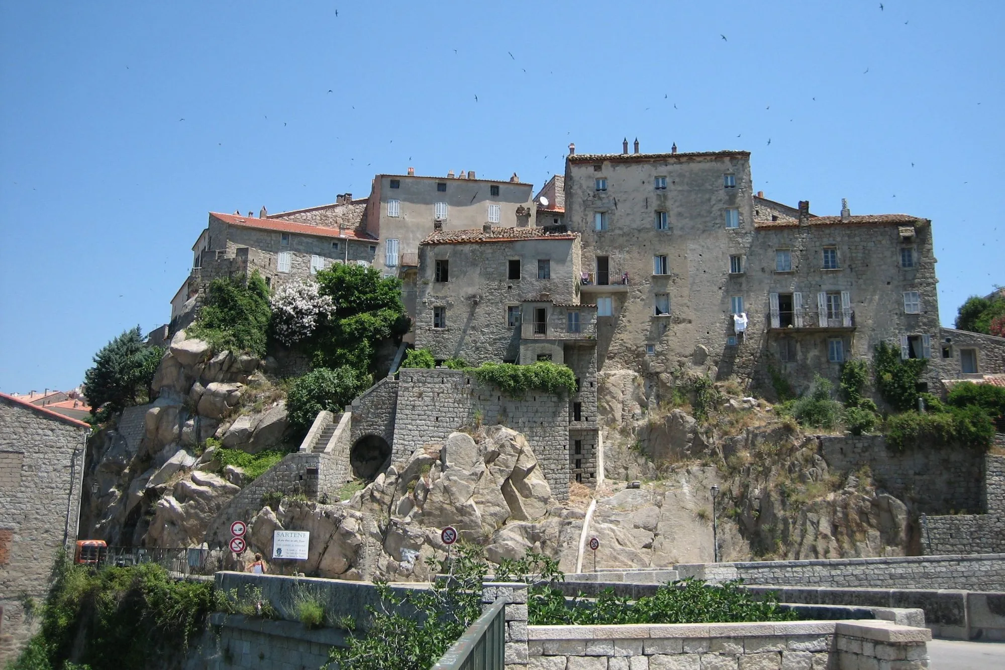 Les hautes maisons de pierre de la vieille ville de Sartène, sur leur socle de granit