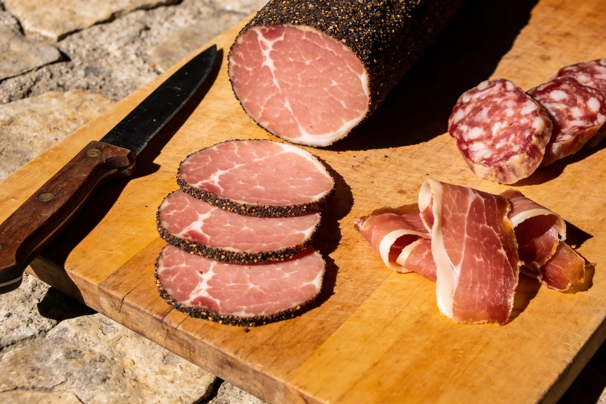Une planche de charcuterie corse : lonzu au poivre, coppa et jambon sec