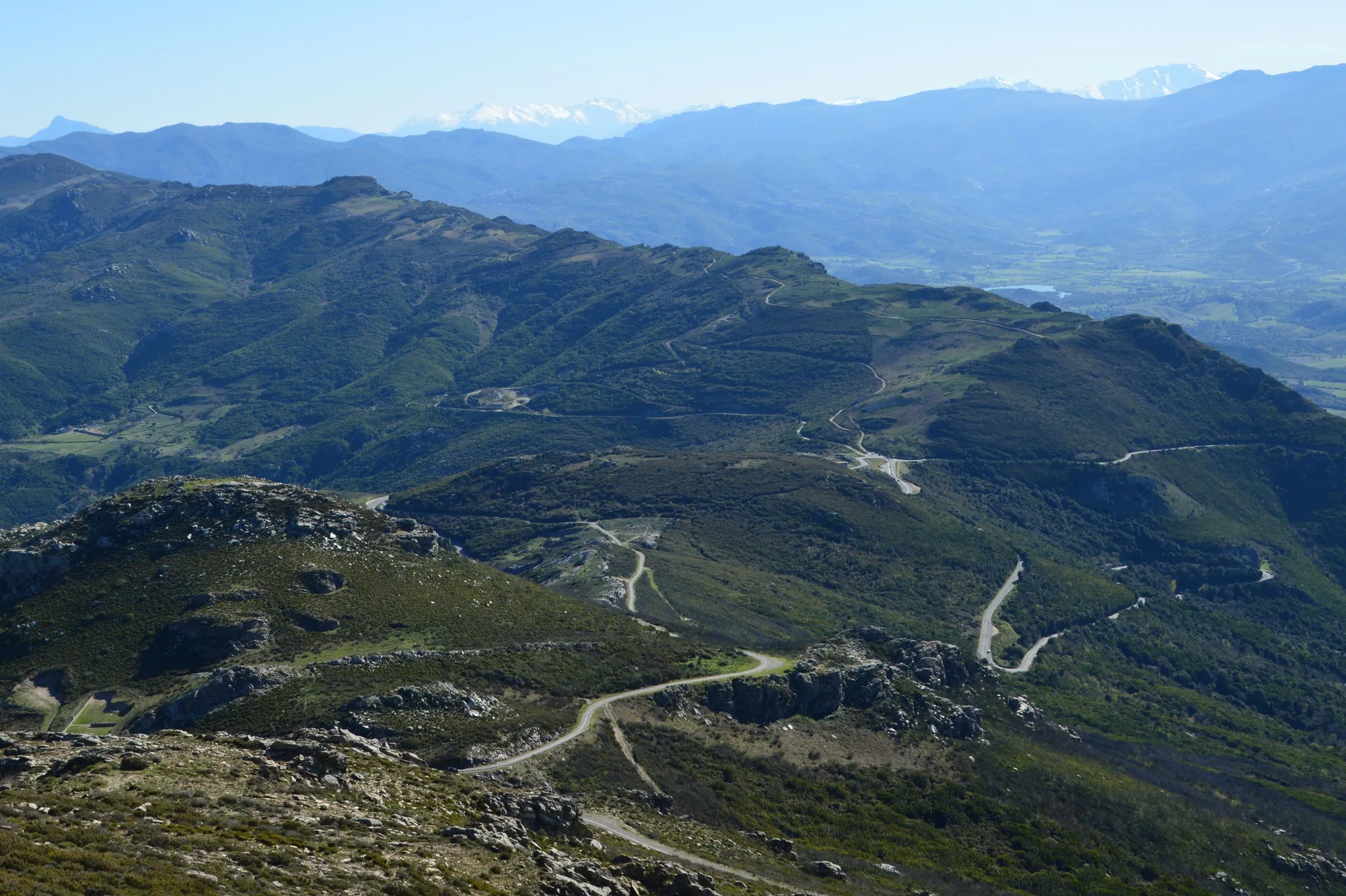 Des routes de montagne en lacets au-dessus de Bastia