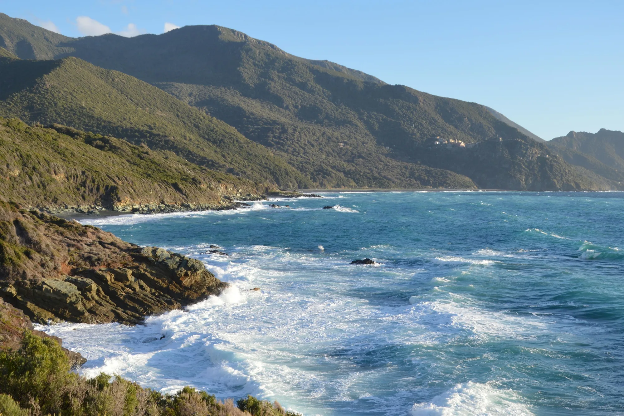 La côte d’Ogliastro, la mer agitée au pied des collines