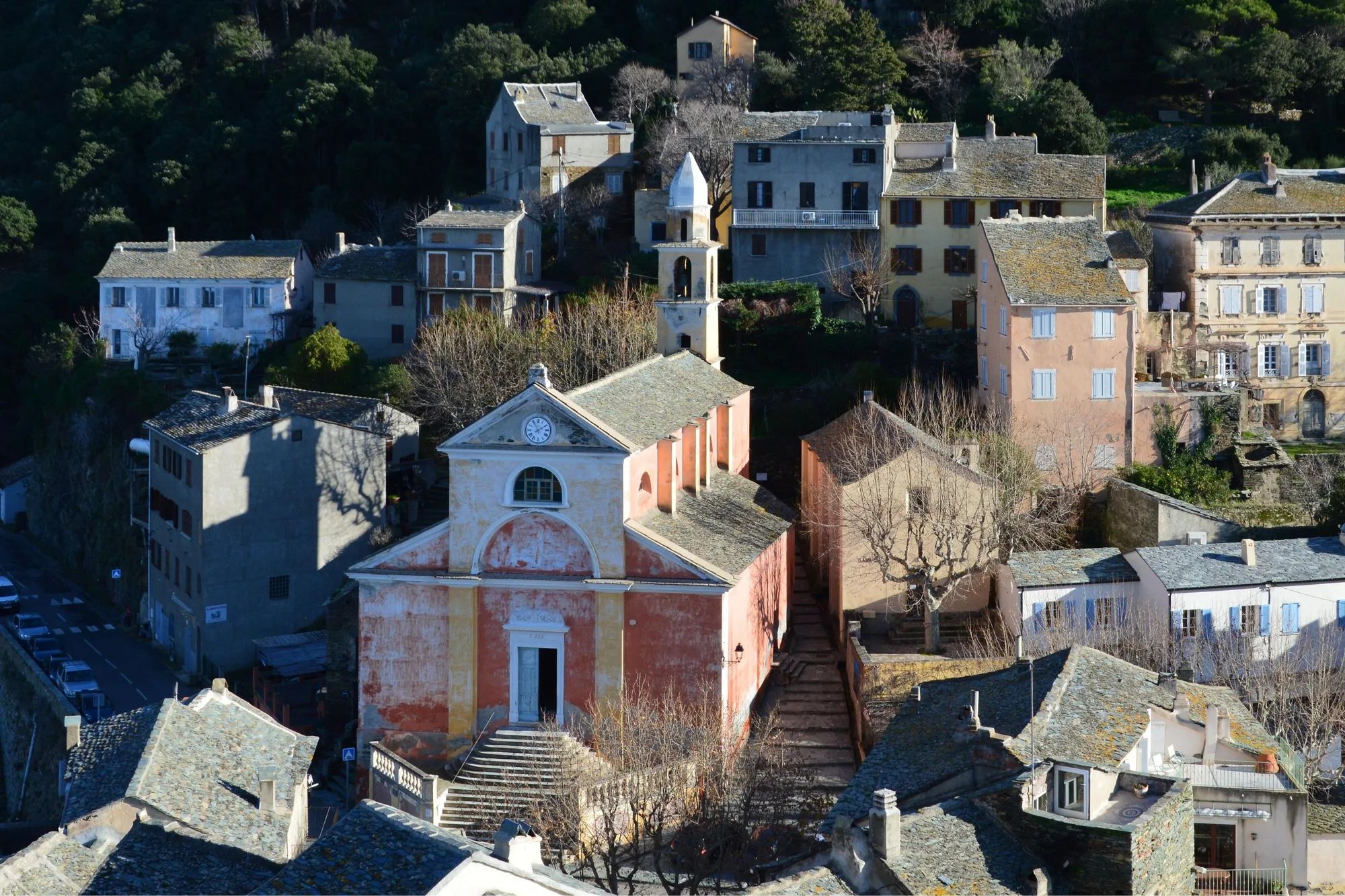 Les maisons et l’église de Nonza vues d’en haut
