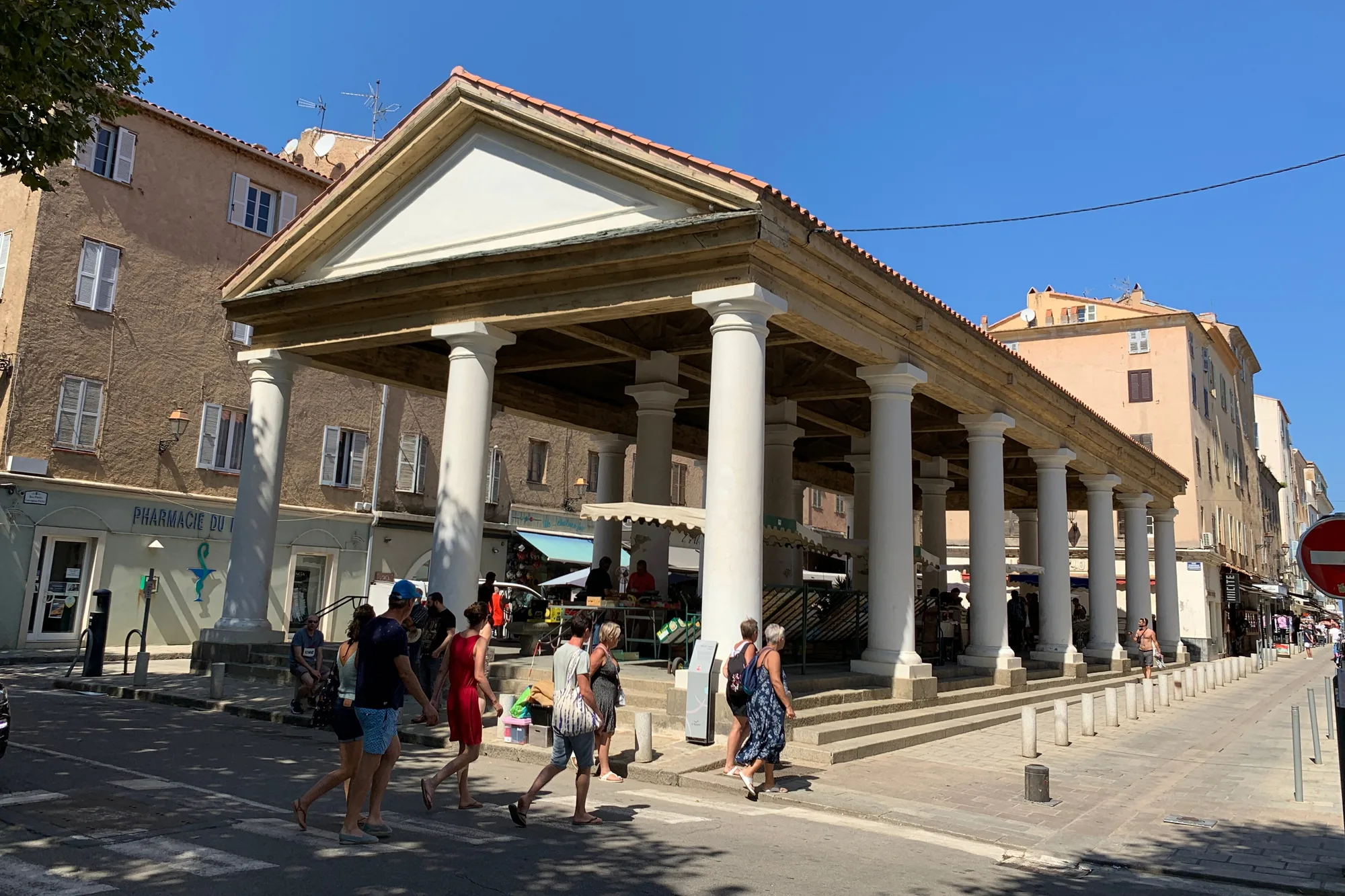 Le marché couvert de L’Île-Rousse, une halle à colonnes sur une place du centre