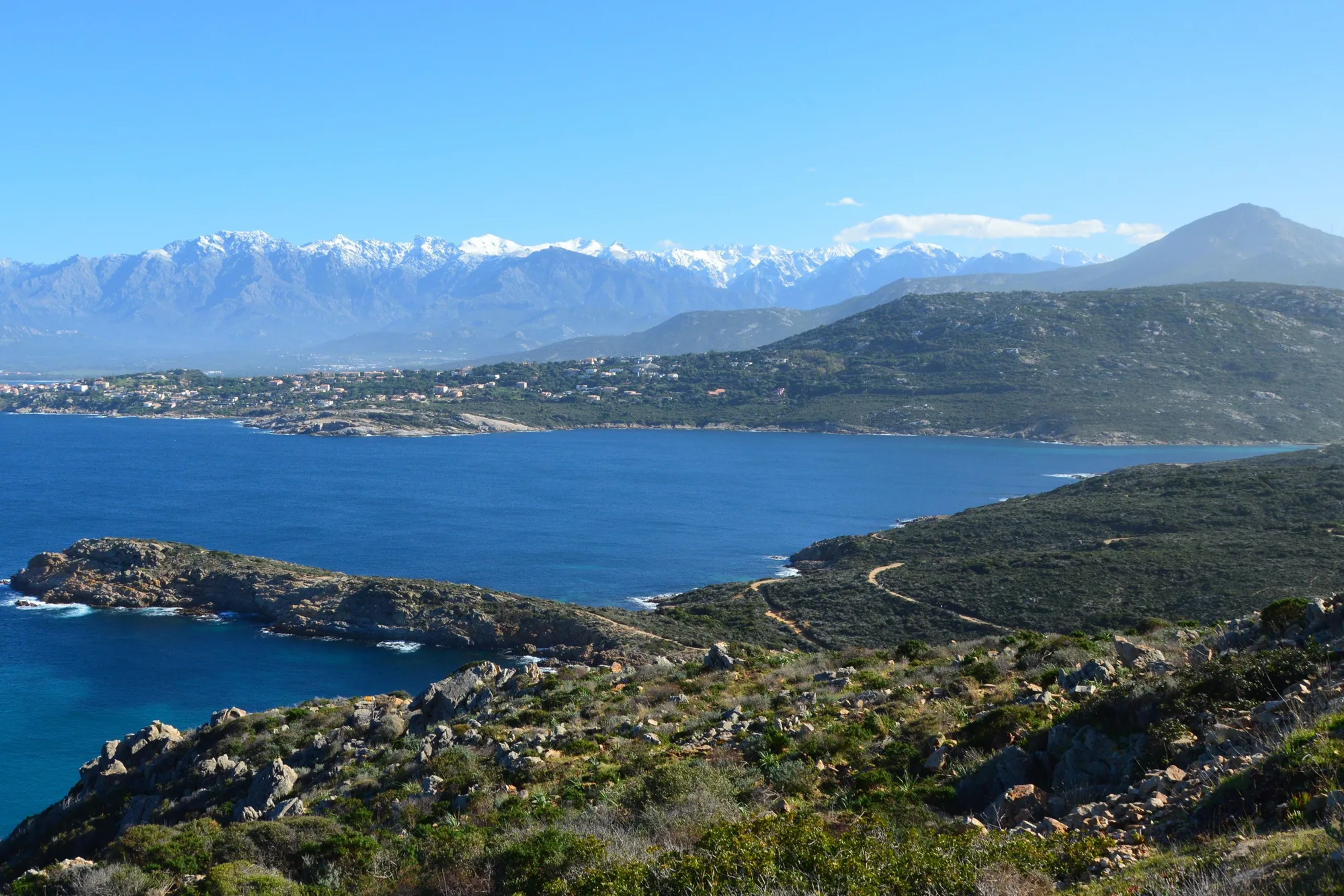 La côte de Calvi et les montagnes enneigées
