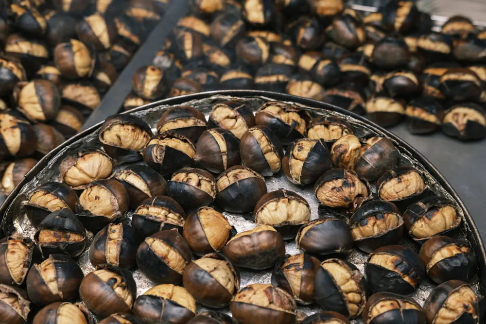 Castañas asadas sobre una plancha