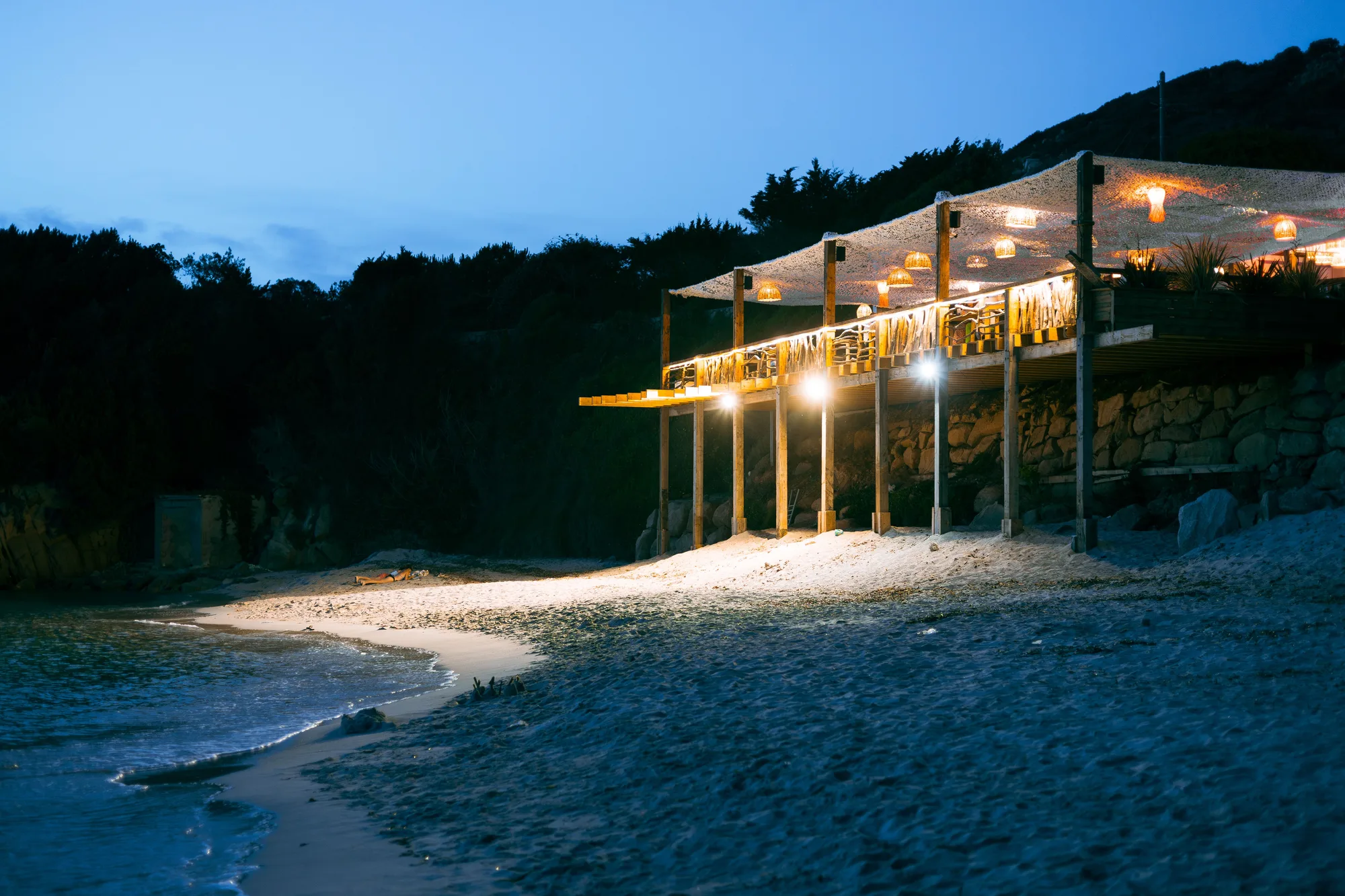Une terrasse de plage éclairée au crépuscule, à Ajaccio